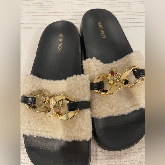 NINE WEST GOLD CHAIN SLIDES - Picture 3 of 4